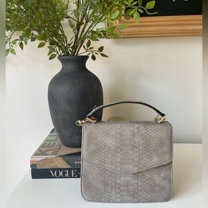 🎁 Urban Expressions Elegant Gray Snake Print Handbag